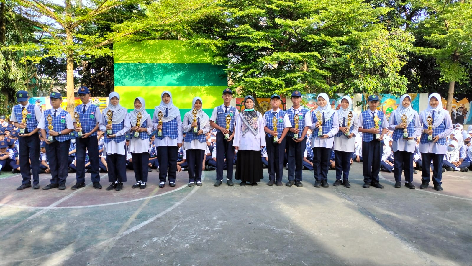 WhatsApp Image 2023-03-28 at 12.25.55 Penyerahan piala oleh kepala madrasah